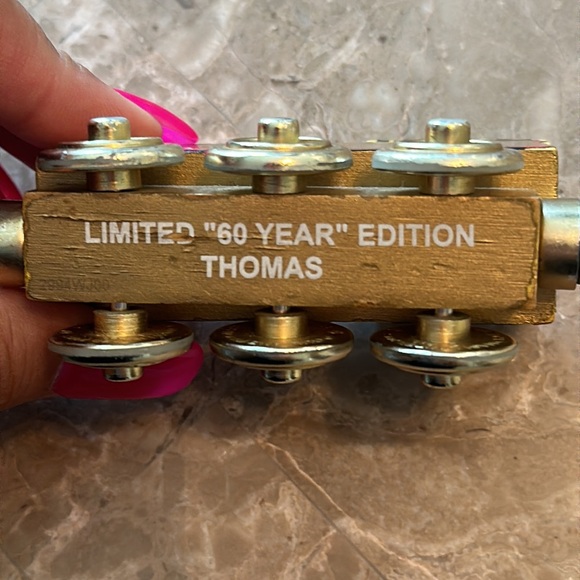 Golden limited edition Thomas the train collectible - Picture 2 of 6